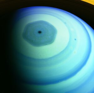 Severní pól Saturnu v nepravých barvách. Zdroj: NASA/JPL-Caltech/SSI/Kevin M. Gill