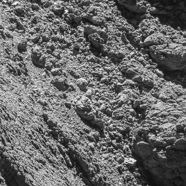 Snímek povrchu komety 67P/Čurjumov-Gerasimenko s modulem Philae - hledejte úplně vpravo cca uprostřed. Zdroj: Philae was spotted on the far right hand side of an image taken on 2 September 2016. Credits: ESA/Rosetta/MPS for OSIRIS Team MPS/UPD/LAM/IAA/SSO/INTA/UPM/DASP/IDA