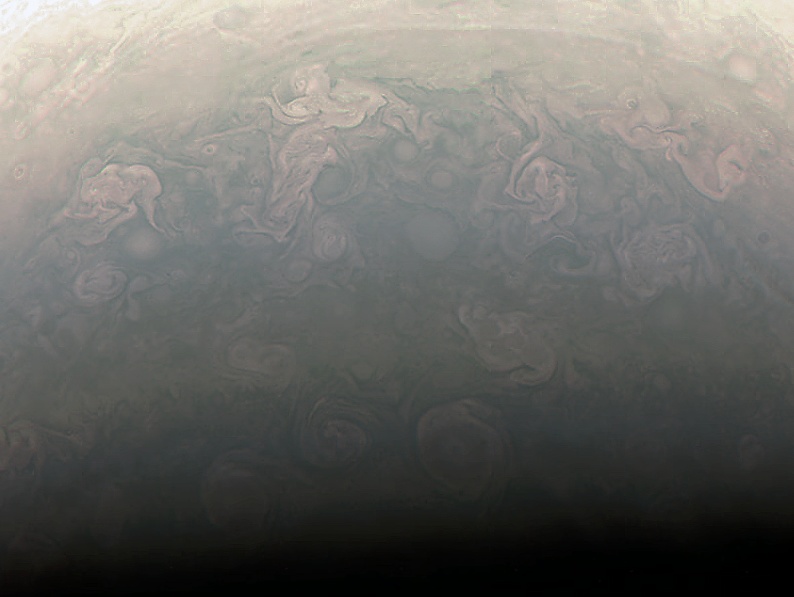 Detail oblačnosti severního pólu Jupiteru. Zdroj: NASA