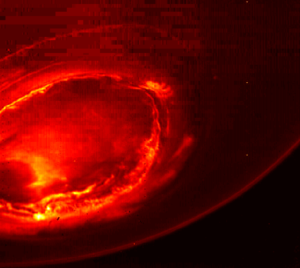 Detailní pohled na jihopolární Jupiterovu záři v infračerveném oboru. Zdroj: NASA/JPL-Caltech/SwRI/MSSS