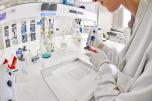 Manuální testování vzorků v laboratořích