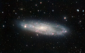 Snímek galaxie NGC 247 z pozemní observatoře ESO. Rozdíl ve výsledku je způsoben odlišnou vlnovou délkou snímkování.