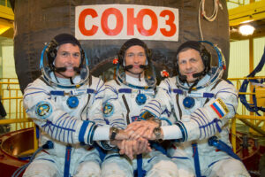 Posádka Sojuzu MS-02 (zleva Kimbrough, Ryžikov, Borisenko)