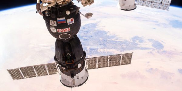 Po nějakou dobu bude část Sojuzů létat jen s dvěma astronauty