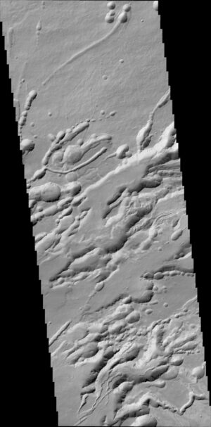 25 kilometrů široký pruh složených snímků z kamery CaSSIS zachycuje oblast Arsia Chasmata.