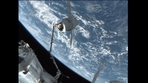 Loď Dragon od SpaceX u ISS