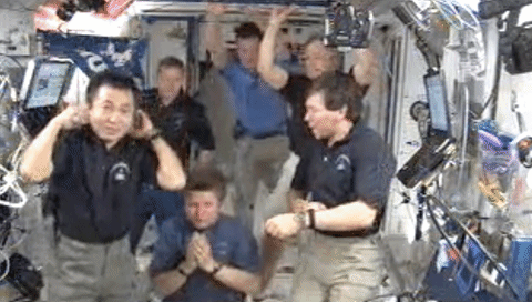 První šestičlenná posádka na ISS