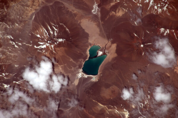 Nádherné jezero v Andách mezi Chile a Argentinou … nedokážu si představit, jak v něm musí být studená voda.