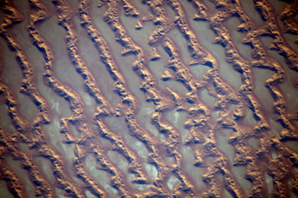 Neuvěřitelná geometrická pravidelnost přírodních vzorů v Arabské poušti.