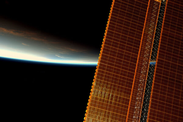 Východ slunce! Za 24 hodin jich tady na ISS zažíváme 16. Stanici trvá 90 minut, aby při rychlosti 28 000 km/h dokončila oběh kolem Země. Pochopitelně nemůžeme sledovat všechny východy slunce, protože často pracujeme uvnitř stanice, ale pokaždé, když mohu, pořídím podobnou fotografii.