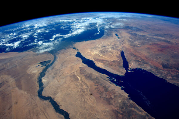 Egypt a Sinajský poloostrov s mraky, které se držely jen na severu.