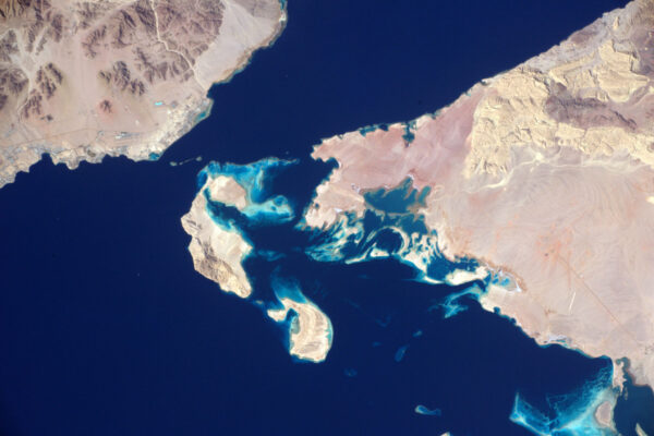 Pevnina a moře občas vypadají, jako kdyby se spojily v jeden celek – tak jako zde v zálivu Aqaba
