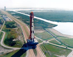 Přesun rakety Saturn V s lodí Apollo 8 na startovní rampu