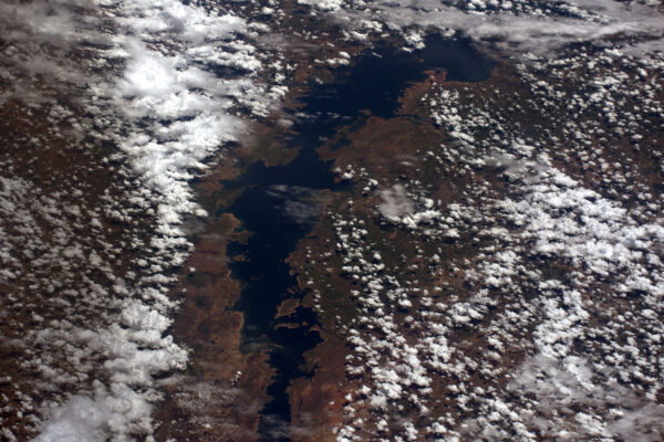 2/4 Africké výšiny jsou nádherné a jezero Tanganika je jedním z jejich klenotů. Jen víc takových fotek (jen ta orientace je asi o 180° obrácená).