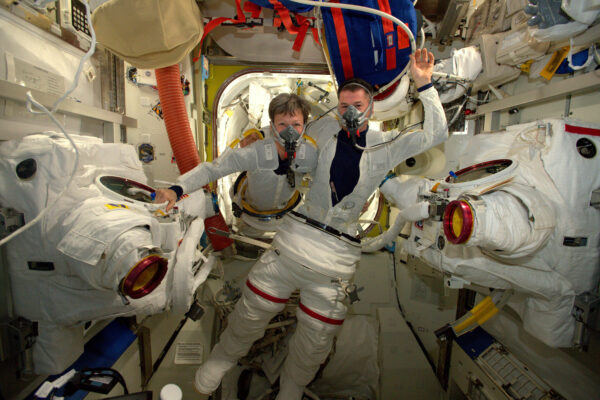 Termoprádlo, LCVG, zdravotní senzory a LTA (Lower Torso Assembly), tedy kalhoty jsou na svém místě, astronauti dýchají v maskách čistý kyslík. Než vylezou ven, máme před sebou ještě 250 kroků v nejrůznějších procedurách!