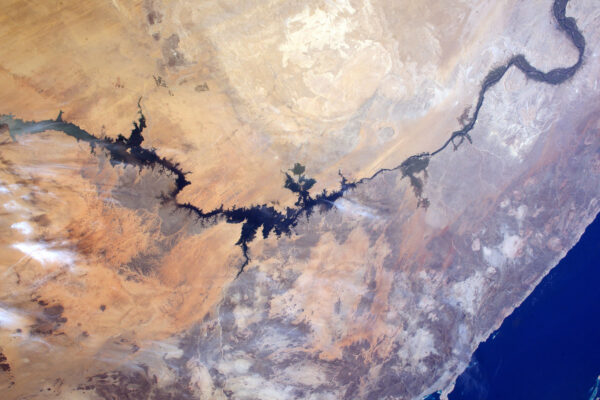 Násirovo jezero na proudu Nilu vzniklo za Asuánskou přehradou. Musíte si obrázek hodně zazoomovat, abyste ji viděli, ale vážně tam je).