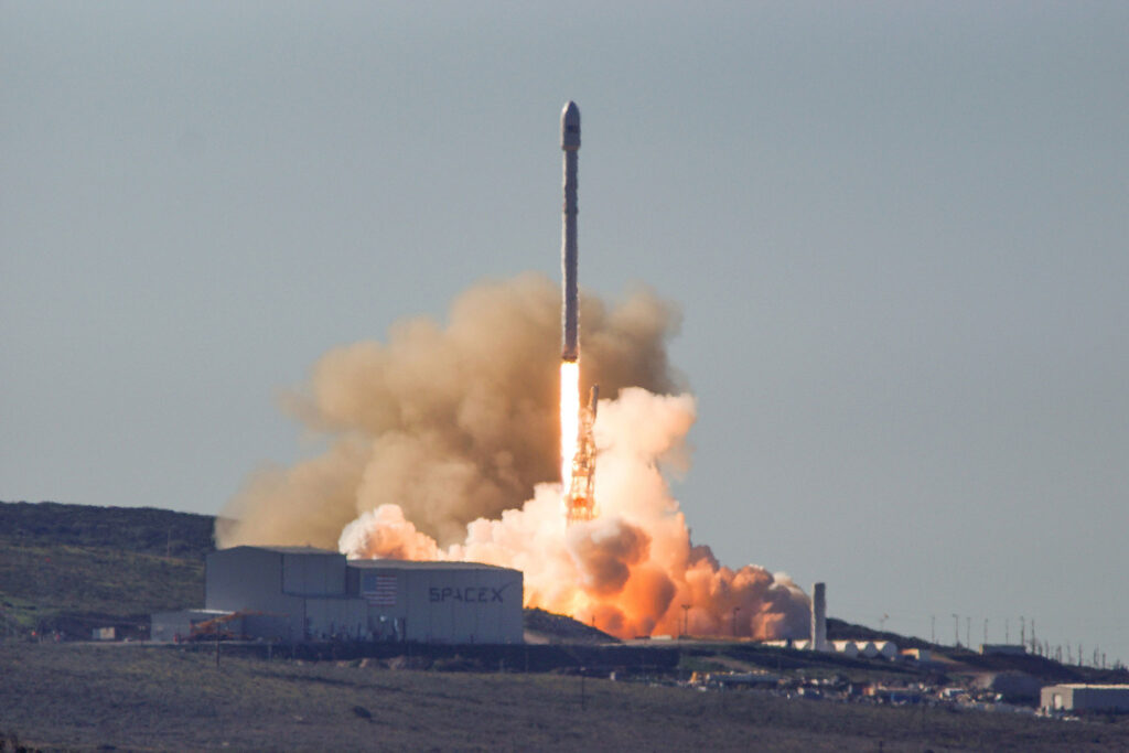 Je sobota 18:54 středoevropského času a SpaceX se vrací do služby