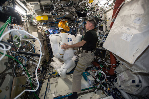 1/6 Minulý týden jsme zapnuli Robonauta a chvilku jsme spolupracovali. Robonauta vyvinula NASA, aby pomáhal astronautům s nebezpečnými, nebo repetitivními úkoly. Robot je pořád v testovací fázi. Minulý týden jsme ho připojili ke zdrojům energie, abychom ověřili jeho elektrickou spotřebu a vyřešili problémy s jedním vadným kabelem. V budoucnu by podobní roboti jako Robonaut mohli prozkoumávat cizí planety, přičemž by je ovládali astronauti. Ostatně před deseti dny jsem dělal telerobotický experiment Haptics 2, který s tím souvisí. Je hodně dobré, když pracujete s robotem o velikosti člověka!