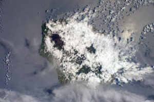 Další pohled na Réunion – mezi mraky můžete vidět sopku.