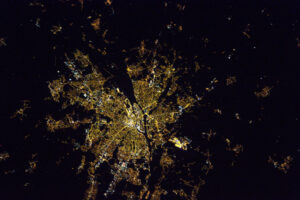 V těchto dnech nás oběžná dráhy ISS přivádí nad Evropu v noci. Vždycky jsem po pracovním dni rád fotil městská světla zářící do noci. Budu se snažit postovat snímky každý večer. Tohle je Nantes, shodou náhod si parta mých přítel udělala víkendový výlet do tohohle města, takže jsou na téhle fotce!