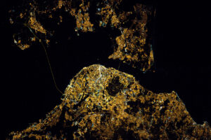 Lisabon, hlavní město Portugalska v noci krásně svítí.