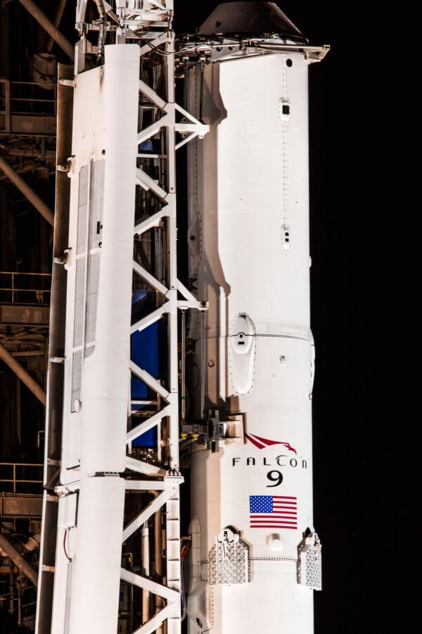 Horní část Falconu 9. Povšimněte si kuželovitého adaptéru na vrcholu horního stupně, který je vidět, protože není připojena loď Dragon.