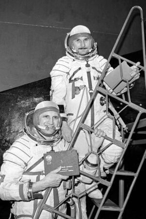 Posádka Sojuzu-21: (zleva) Boris Volynov a Vitalij Žolobov
