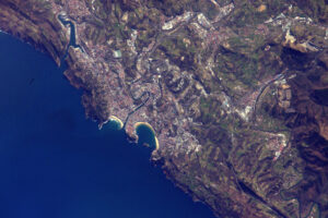 Baskické pobřeží: San Sebastián se svou zátokou a ostrovem.