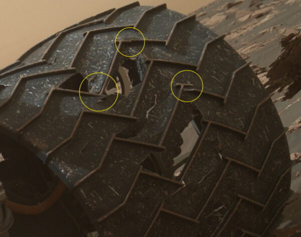Poškozené kolo roveru Curiosity