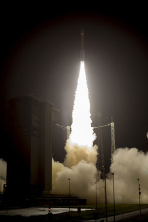 První tři stupně rakety Vega využívají tuhé palivo.
