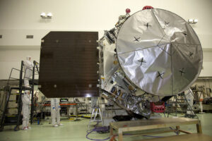 Montáž sondy Juno - dobře je vidět vysokozisková anténa