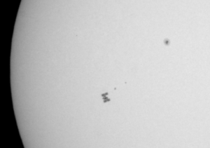 ISS při přeletu před Sluncem spolu se skvrnami na jeho povrchu. 16. 7. 2011, v ohnisku 1200 mm dobsonu o průměru 150 mm. Filtr z fólie Baader AstroSolar.