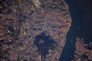 A tady máme hlavní město Portugalska - Lisabon v Den svobody.