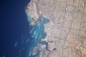 Džidda v Saudské Arábii. Kouř pochází z odsolovací stanice, modré budovy vpravo dole jsou obchodní centra.