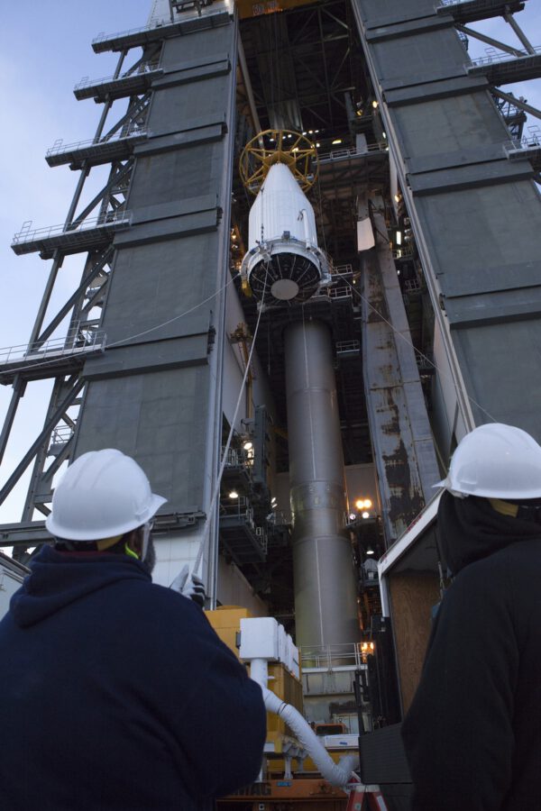 Cygnus v krytu je zvedán k vrcholu rakety Atlas 5