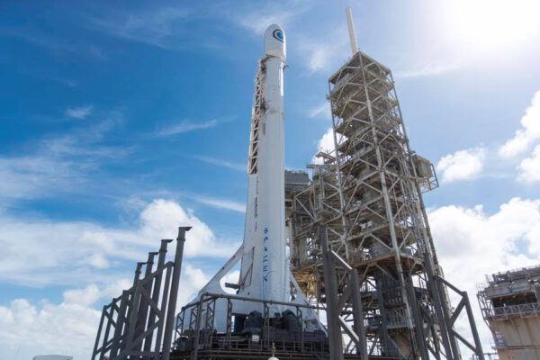 Falcon 9 se satelitem NROL-76 na rampě