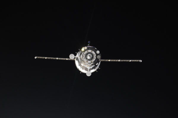 Pozoruji Sojuz prolétající okolo Mezinárodní vesmírné stanice s následným procesem připojení.