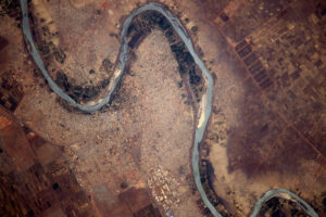 Město uhnízděné v ohybu řeky Modrý Nil v Súdánu: Wad Madani.