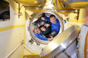 Shane, Sergej a Andrej před uzavřením poklopu Sojuzu dnešního rána (10.4., pozn. redakce). Jsem rád, že se bezpečně dostali na Zemi!