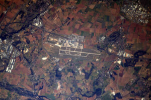 Letiště z vesmíru, francouzská sekce: Lyon Saint-Exupéry (LFLL/LES). Spousta zelené... Jaro je ve vzduchu!