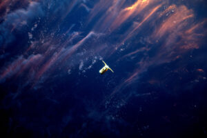 Cygnus se pod stanicí přibližuje během západu slunce.