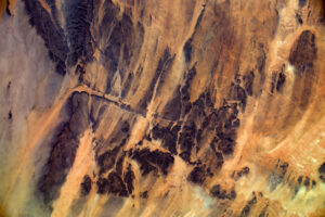 Daleko z dosahu lidského oka skrývá Sahara úžasné přírodní divy.