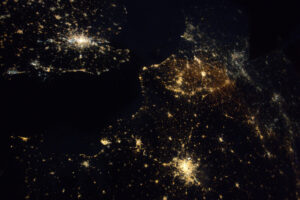 Někdy jednotlivé země lépe rozeznáte v noci: Belgie se svými osvětlenými silnicemi se zdá být žlutá, Německo má světla modřejší.