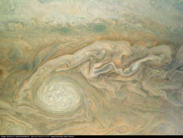 Obrázek vzniklý při 4. průletu kolem Jupiteru ze vzdálenosti asi 14 500 km nad povrchem planety. Hlavním objektem zájmu je jedna ze světlých skvrn ze „šňůrky perel“. NASA / JPL-Caltech / SwRI / MSSS / Björn Jónsson