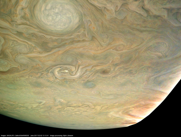 Obrázek vzniklý při 4. průletu kolem Jupiteru ze vzdálenosti asi 14 500 km nad povrchem planety. Nahoře je oblast 40° jižně s velkou světlou skvrnou ze „šňůrky perel“. NASA / JPL-Caltech / SwRI / MSSS / Björn Jónsson