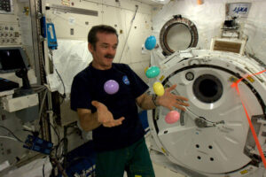 Chris Hadfield žongluje s vajíčky na ISS