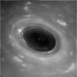 Vír v atmosféře Saturnu uprostřed šestiúhelníku - nezpracovaný snímek, který sonda Cassini pořídila 26. dubna.