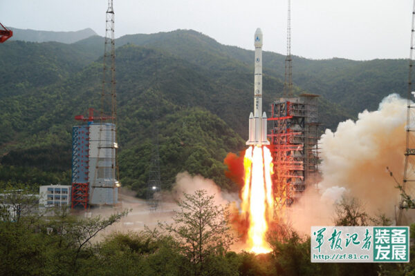 Start rakety Dlouhý pochod 3B s družicí Shijian-13