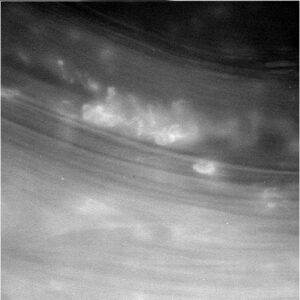 Nezpracovaný snímek, který sonda Cassini pořídila 26. dubna při prvním průletu mezi Saturnem a vnitřním okrajem prstenců.