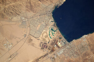 Akaba v Jordánsku se zdá vmáčknutá mezi vodu, hory a poušť.